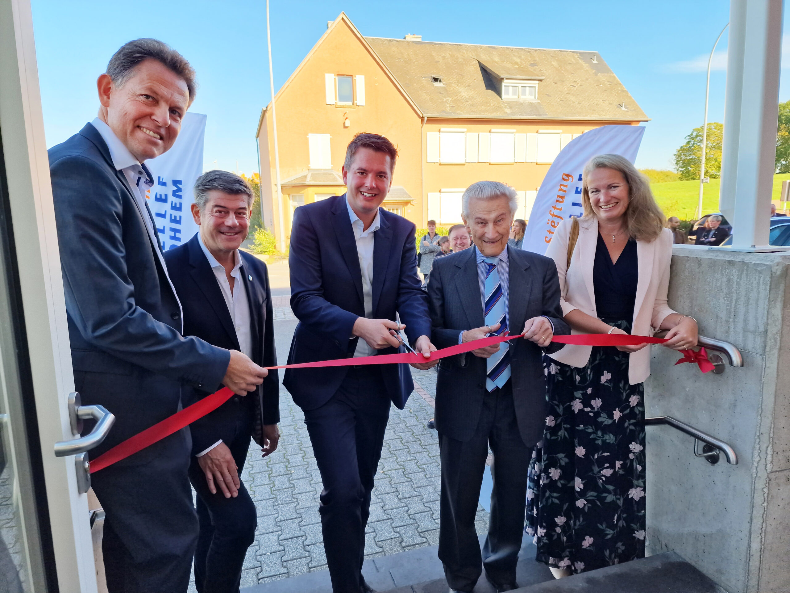 Lex Delles, Roger Beissel, Paul Henry Meyers, Benoît Holzem et Pierrette Biver en train de couper le ruban