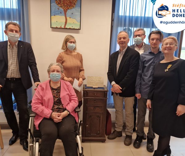 La Famille Diderrich et le Directeur général de Hëllef Doheem devant la plaque dévoilée