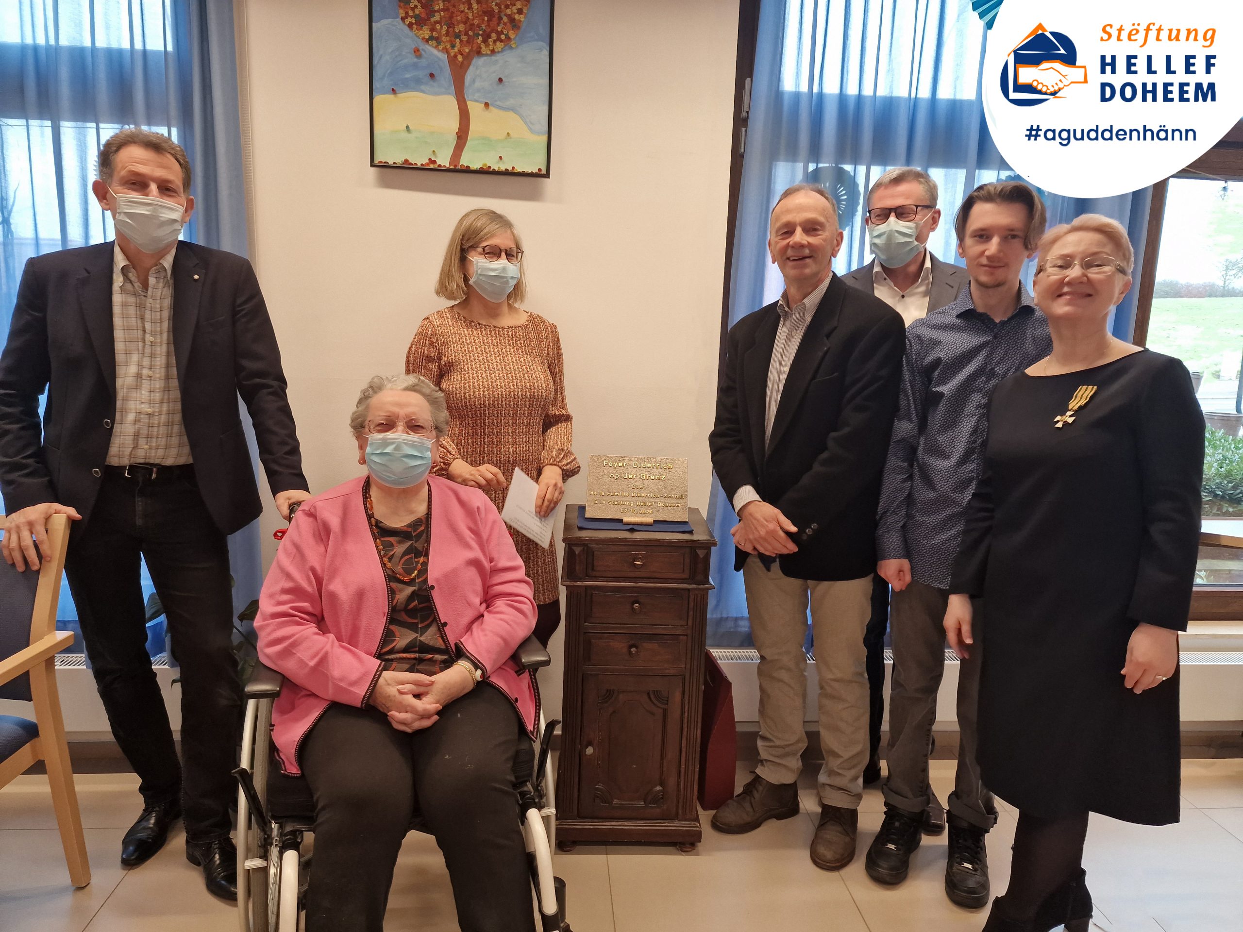 La Famille Diderrich et le Directeur général de Hëllef Doheem devant la plaque dévoilée