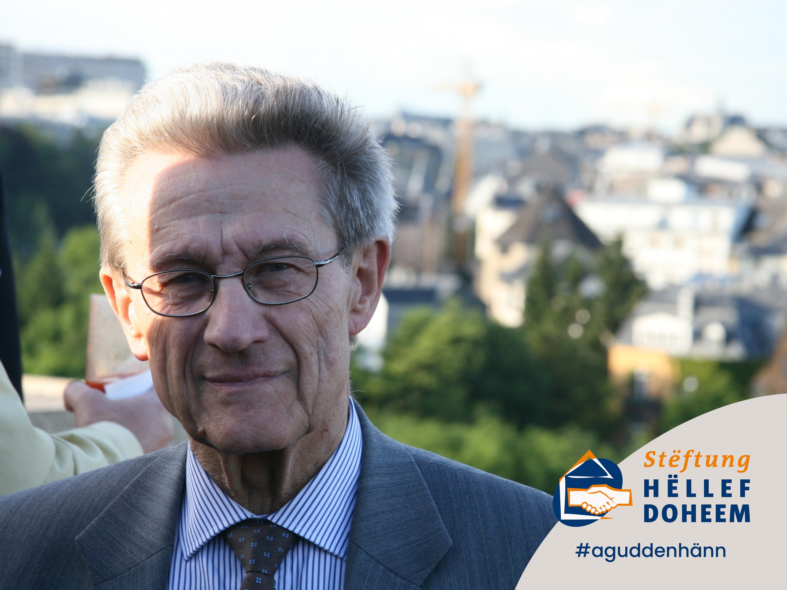 Photo de Monsieur Meyers devant une vue sur la ville de Luxembourg