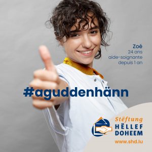 Zoé, Aide-soignante montrant le pouce tout ok