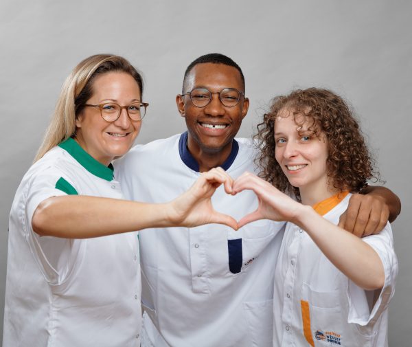 Groupe de Soignants de Hëllef Doheem montrant  un coeur avec les mains.