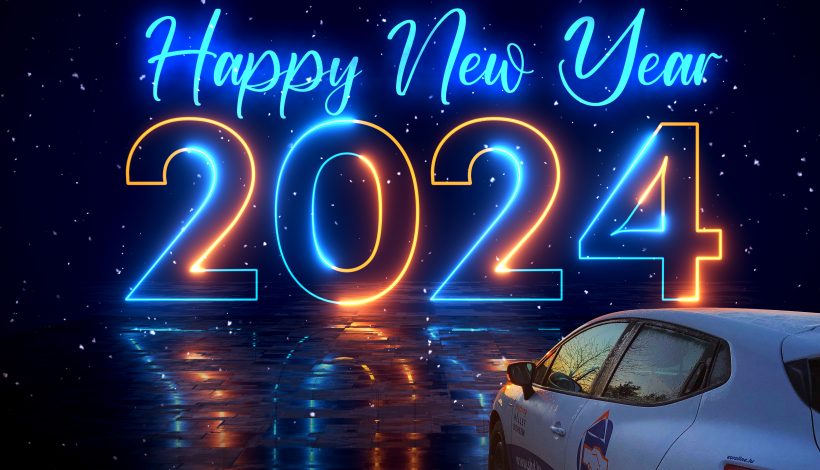 Animation avec un 2024 dans les couleurs bleu, orange et blanc. Une voiture Hëllef Doheem qui roule vers 2024.