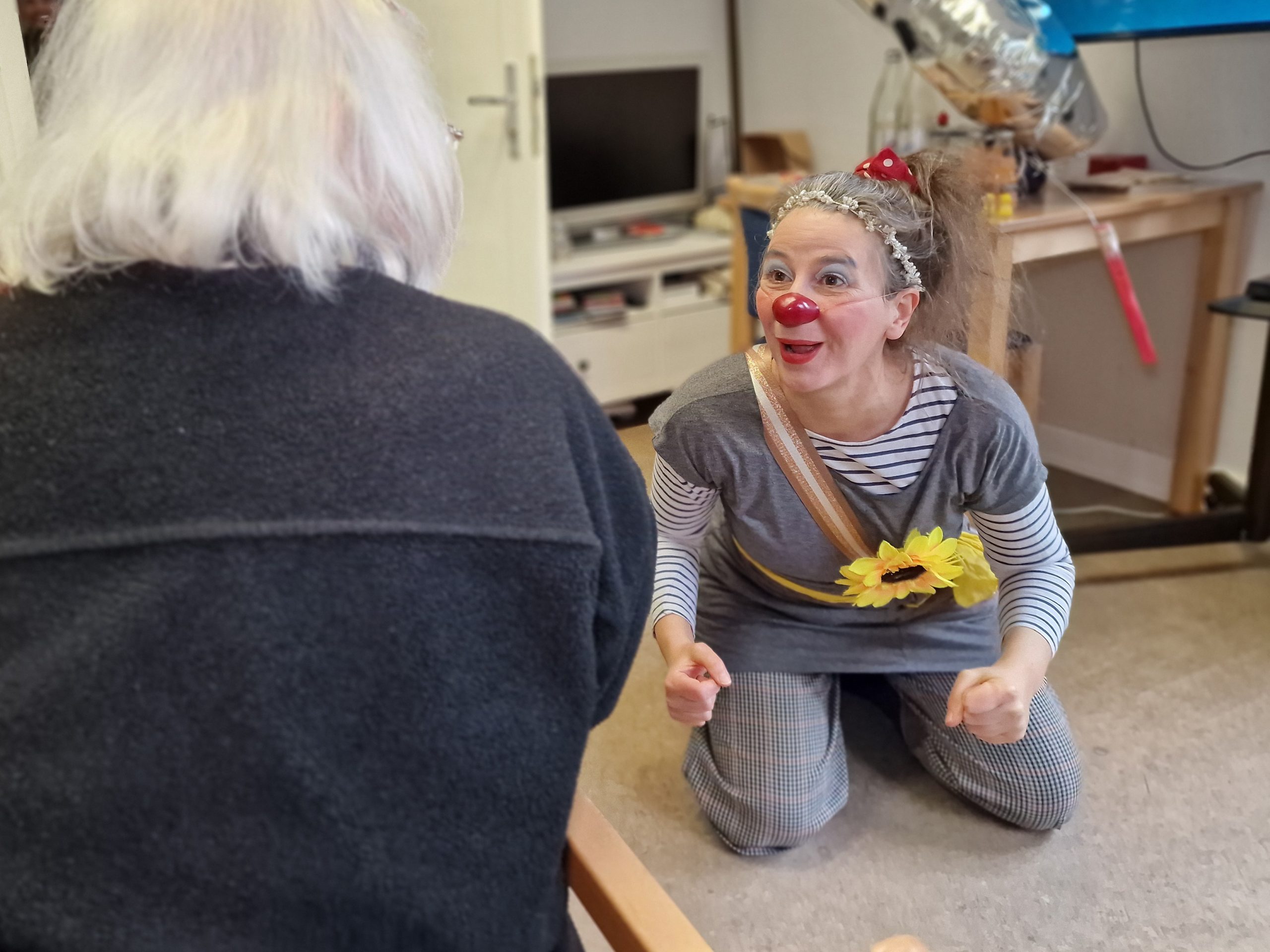 Clown hospitalier professionel en train de faire rire une cliente