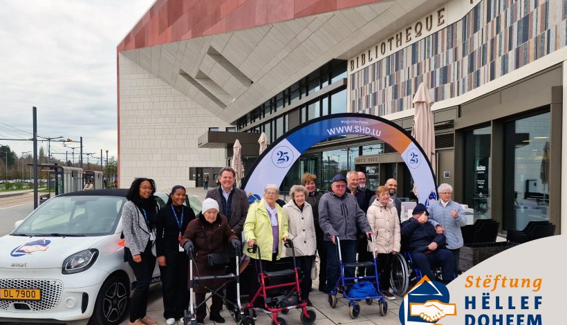 Photo de groupe avec clients et soignants devant la BNL