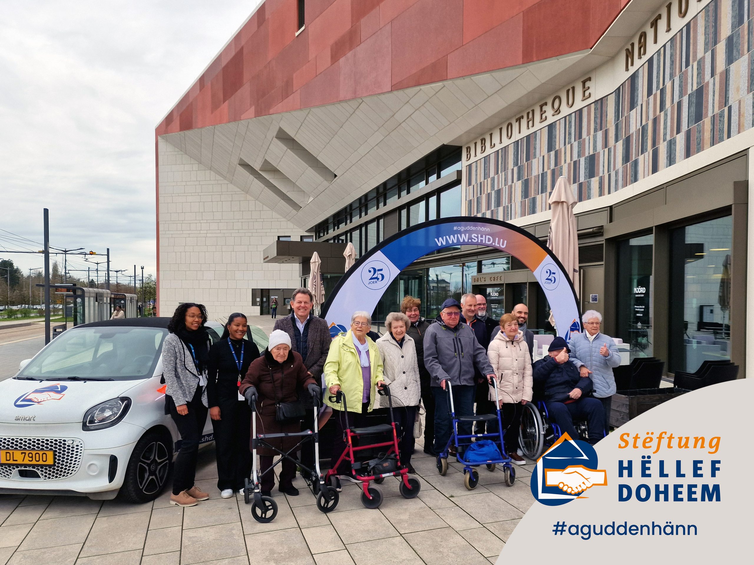 Photo de groupe avec clients et soignants devant la BNL