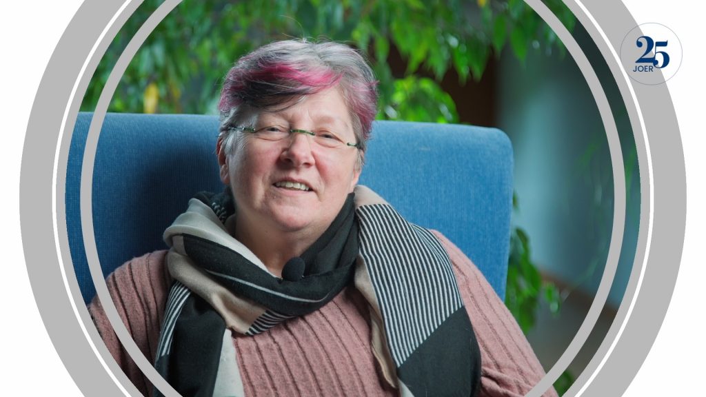 Chantal, employée depuis 17 ans à la Fondation au Service Téléalarme Sécher Doheem, garantissant une assistance 24h/24 et 7j/7 aux clients pour qu'ils puissent rester chez eux en toute sécurité, grâce à un dispositif discret comme une montre ou un collier pour signaler les urgences.