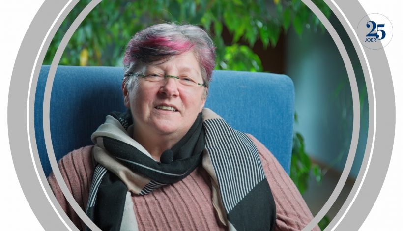 Chantal, employée depuis 17 ans à la Fondation au Service Téléalarme Sécher Doheem, garantissant une assistance 24h/24 et 7j/7 aux clients pour qu'ils puissent rester chez eux en toute sécurité, grâce à un dispositif discret comme une montre ou un collier pour signaler les urgences.
