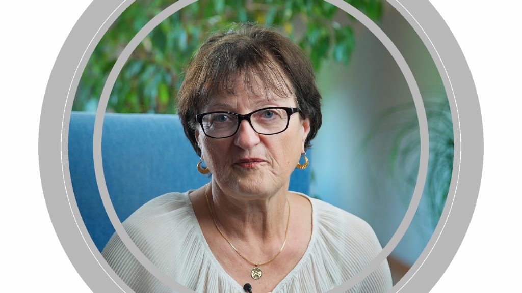Madame Nilles, fille de Monsieur Marin nous témoigne de son enchantement profond envers la Stëftung Hëllef Doheem. Elle est ravie que son père soit heureux et bien pris en charge pendant la journée dans l'un des centres de jour de la fondation.
#aguddenhänn #stëftunghëllefdoheem #hëllefdoheem #morethan25years